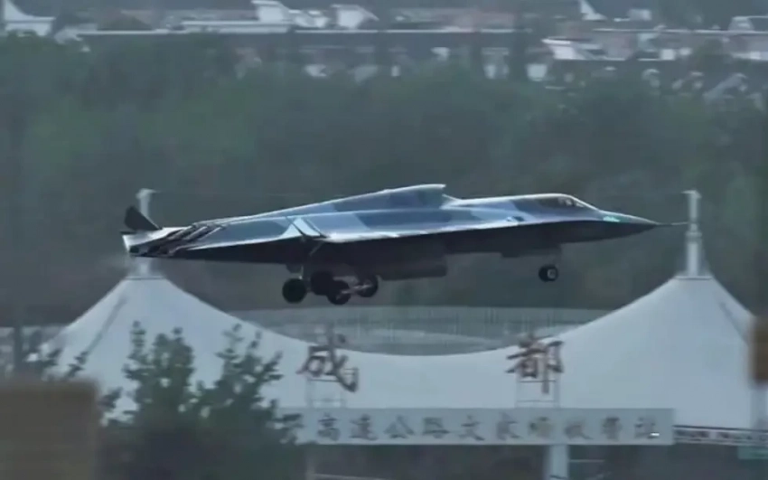 Три двигателя: показано новое детальное фото китайского боевого самолёта нового поколения J-36