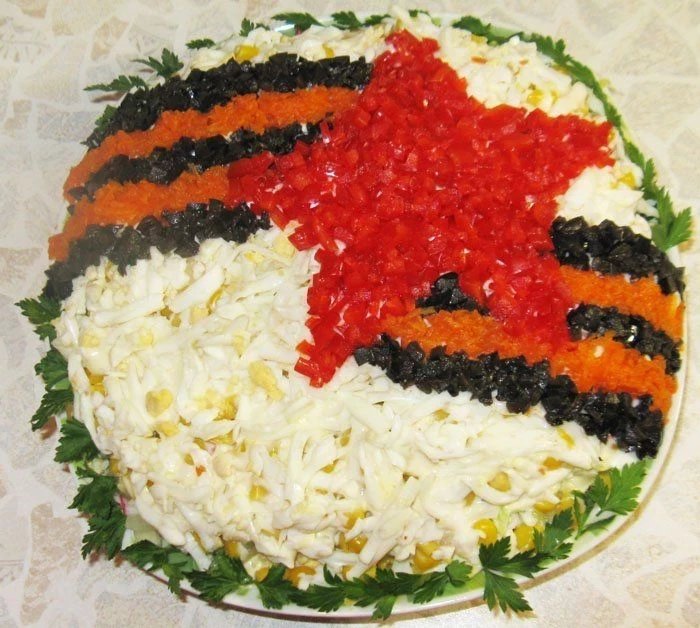 Как оригинально украсить праздничный салат на День Победы, 9 мая 2025 года